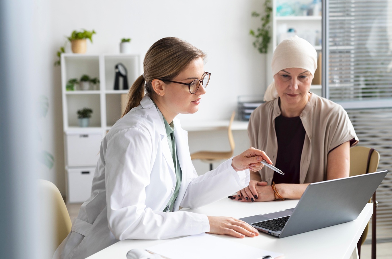 Consultation d'une patient atteinte d'un cancer